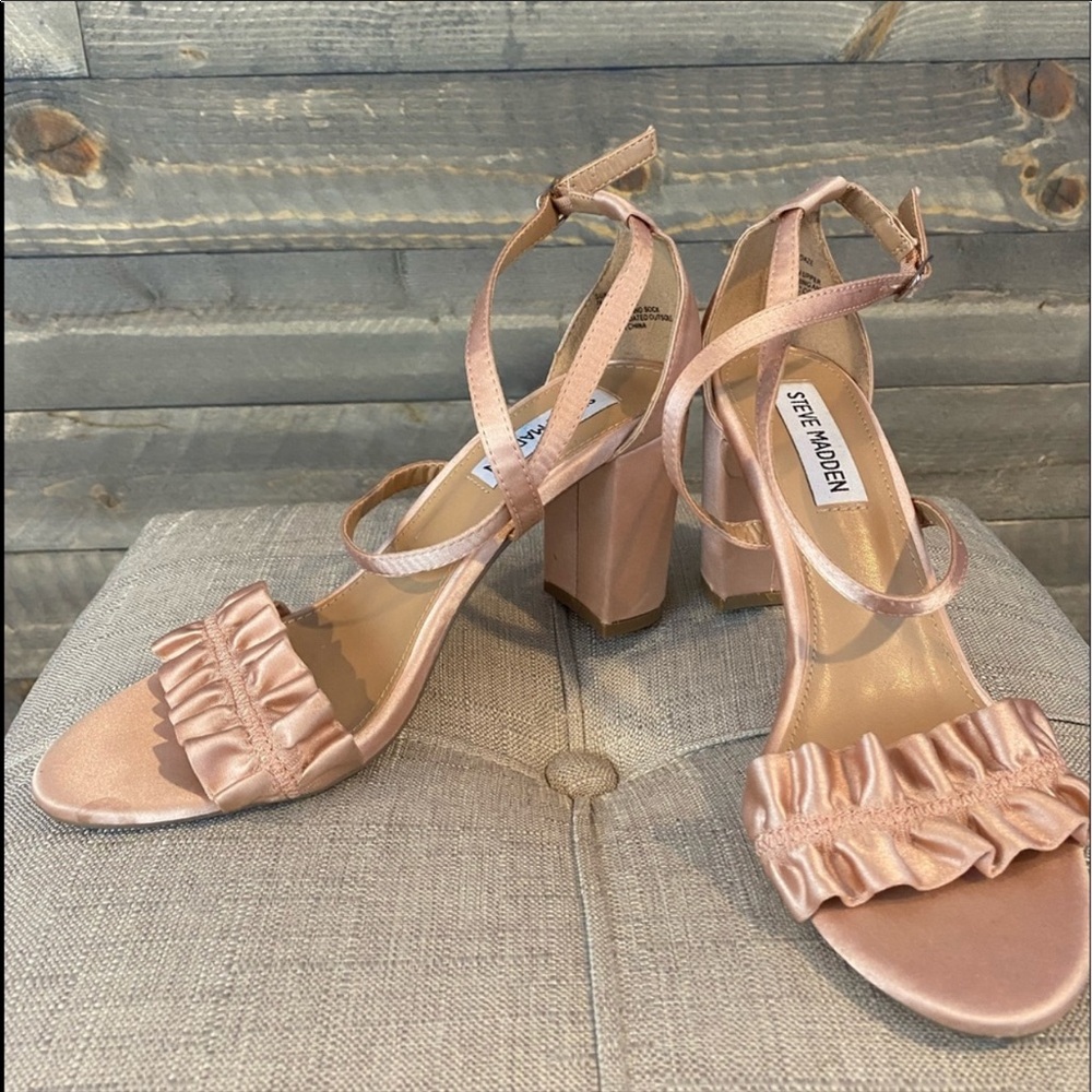 ❌FINAL SALE ❌SUNDAZE Steve Madden Satin heel